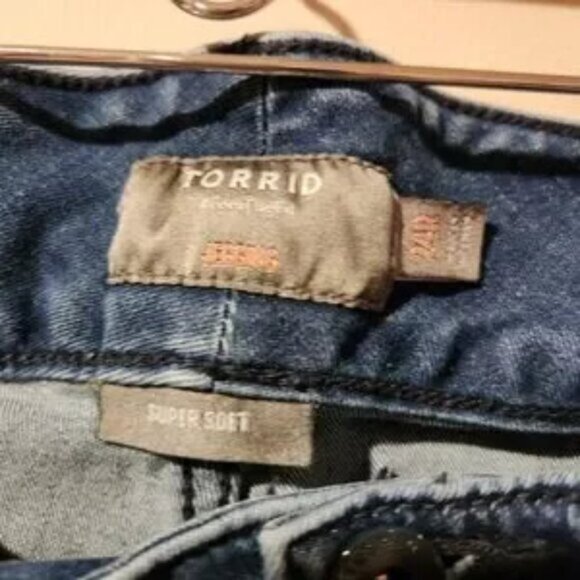 TORRID jegging distressed medium wash super soft 5 pocket design size 24 - Picture 5 of 7